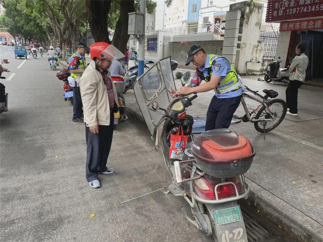 梧州公安交警持续开展电动自行车违法行为专项整治行动(图1)