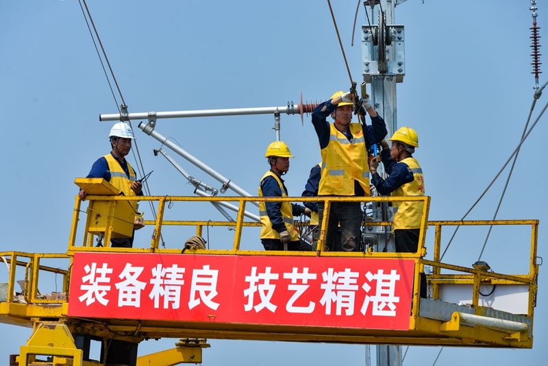 这就是山东·济宁鲁南高铁西段首条接触网导线成功架设(图1)