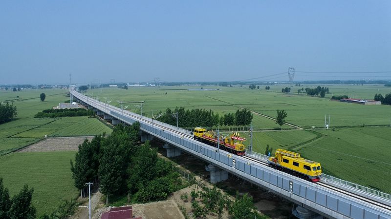 这就是山东·济宁鲁南高铁西段首条接触网导线成功架设(图3)