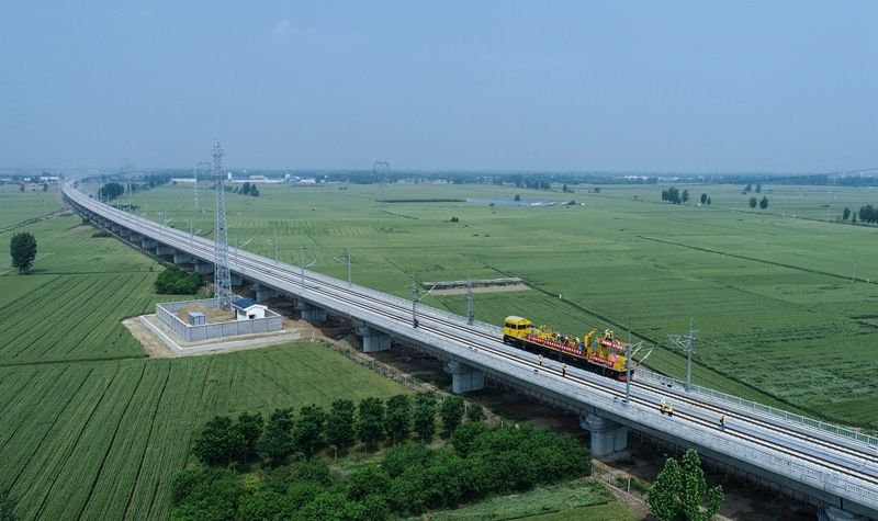 这就是山东·济宁鲁南高铁西段首条接触网导线成功架设(图2)