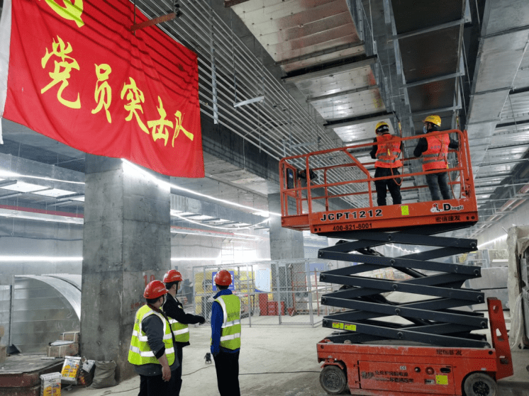 中铁电气化局建设者试乘轨道交通2号线(图1)