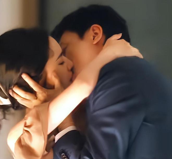 冯绍峰新剧《婚内婚外》开播22岁女配角惊艳亮相成为全剧焦点(图4)