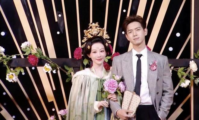 微博之夜名场面杨紫李现携手步入红毯大方牵手拍照(图1)