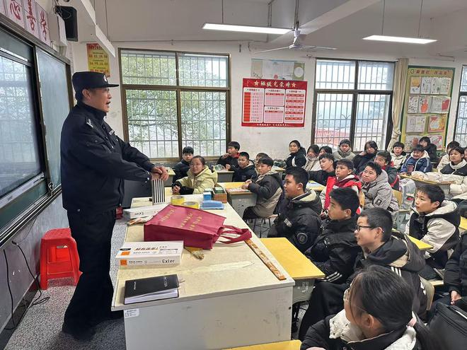 湘潭北站派出所：大手牵小手安全进校园(图2)