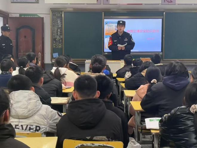 湘潭北站派出所：大手牵小手安全进校园(图1)