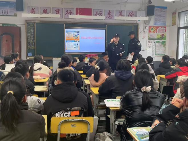 湘潭北站派出所：大手牵小手安全进校园(图3)