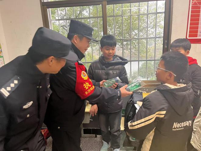 湘潭北站派出所：大手牵小手安全进校园(图4)