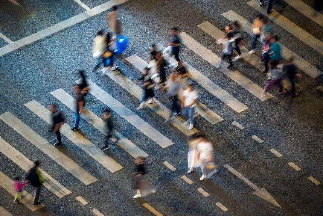 女子走路突然转身被“追尾”致骨折获赔7万“安全距离”规则能适用行人吗？(图1)