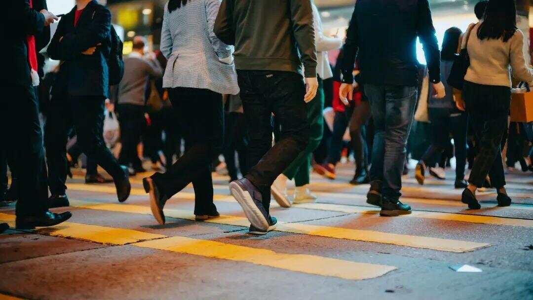 女子走路突然转身被“追尾”致骨折获赔7万“安全距离”规则能适用行人吗？(图2)