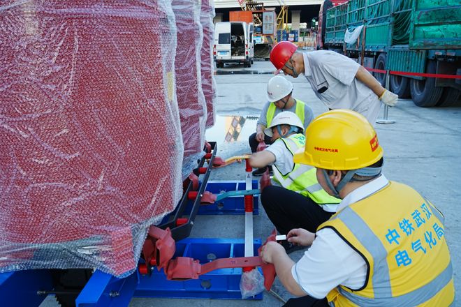 武汉地铁12号线（江北段）：供变电项目顺利完成首站设备吊装！(图1)