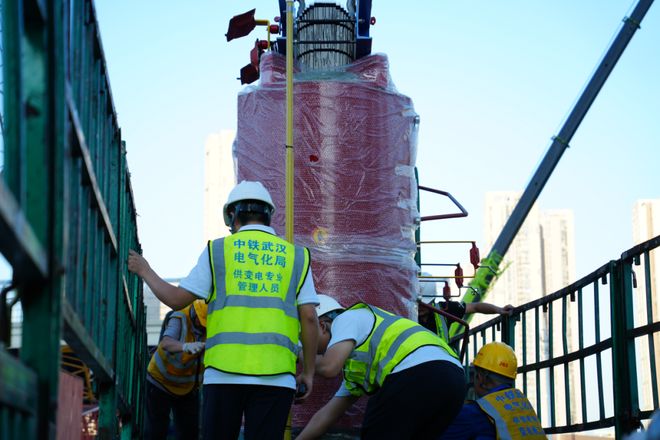 武汉地铁12号线（江北段）：供变电项目顺利完成首站设备吊装！(图2)