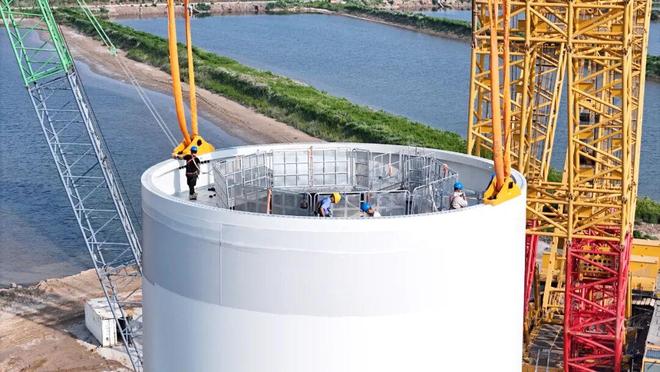 全球最大！东方电气26MW海上风机成功吊装(图3)