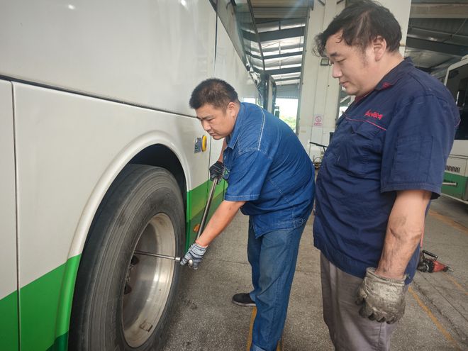 双节不打烊！“公交医生”为车辆把脉护出行(图2)