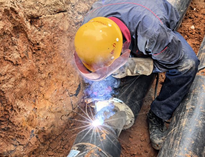 秦皇岛市热力有限责任公司安装工程分公司攻坚一线推进民生工程(图2)