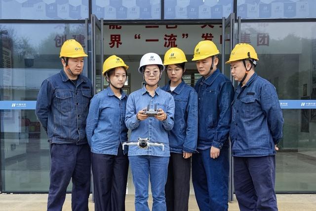 大山深处走出的电力“女飞手”(图1)