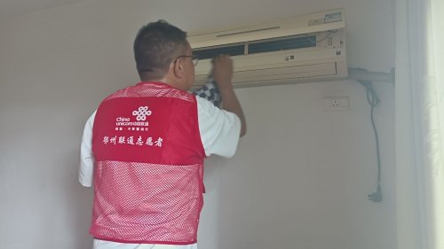 解民忧、送清凉!——鄂州下沉党员志愿者为独居老人检修家电传温情(图1)