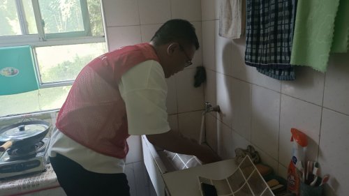 解民忧、送清凉!——鄂州下沉党员志愿者为独居老人检修家电传温情(图2)