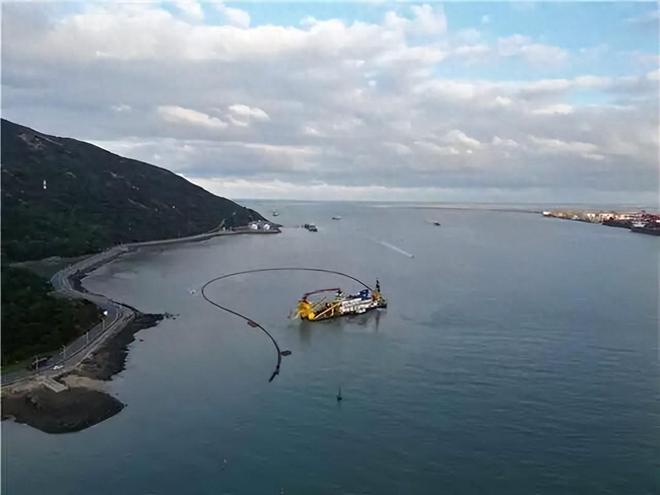 “钢铁巨兽”奋战连云港(图1)