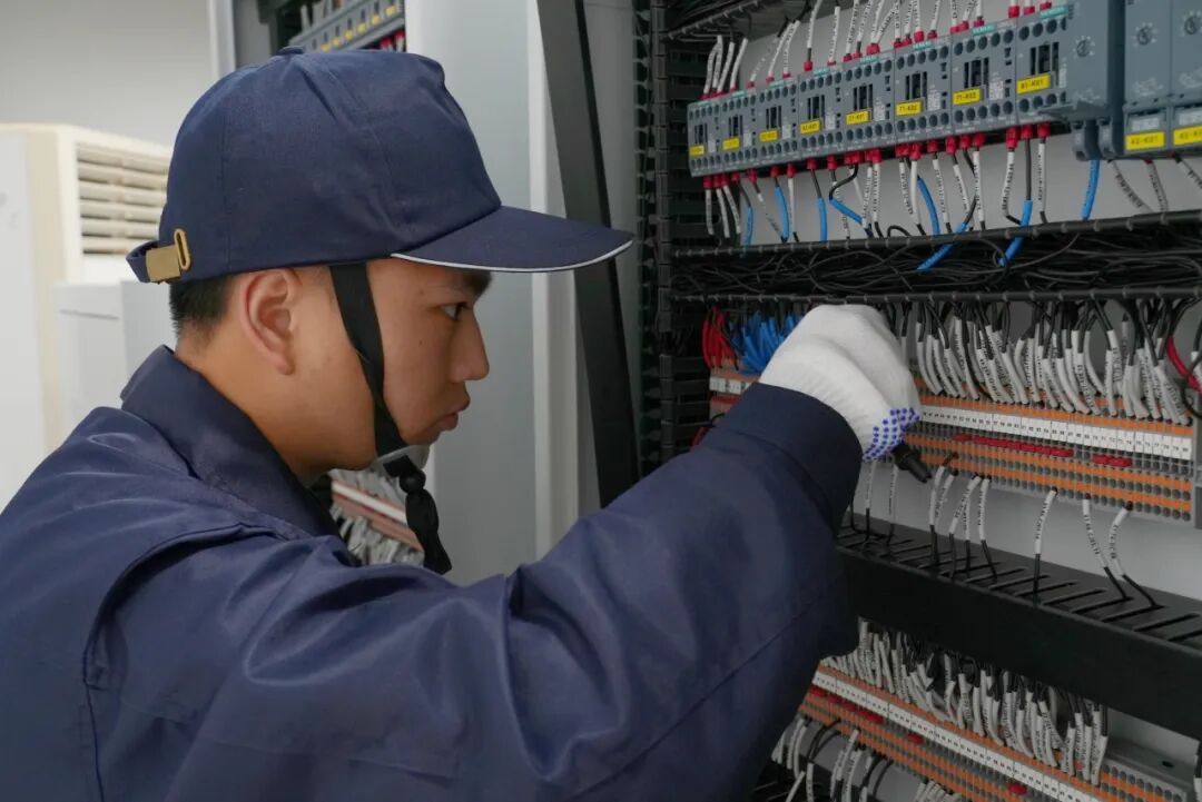 2025年“技耀泉城”海右技能人才大赛济南市技工教育联盟职业技能竞赛在济南市技师学院盛大开幕(图4)