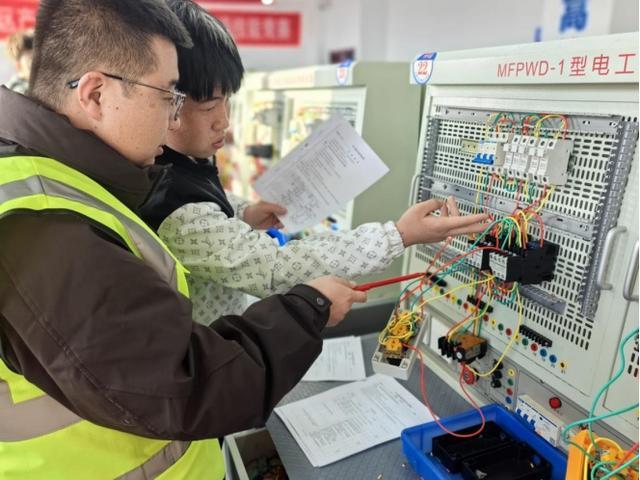 宁夏固原市原州区总工会举办产业工人电子电工配盘实操技能大赛(图2)