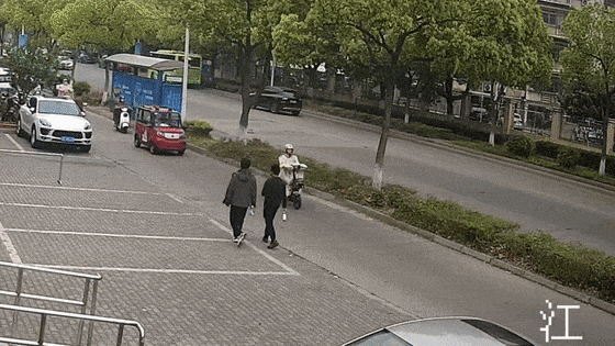 求求你别再用电动车“挡风被”了！(图2)