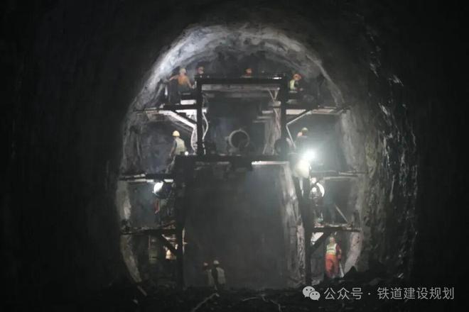 瑞梅铁路重大突破!平远站房封顶即将启动铺轨!(图6)