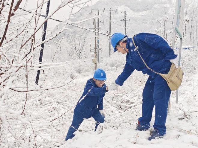 雪打衣衫心向暖踏雪巡线护民生——国网宜川县供电公司顶风冒雪保供电一线见闻(图1)