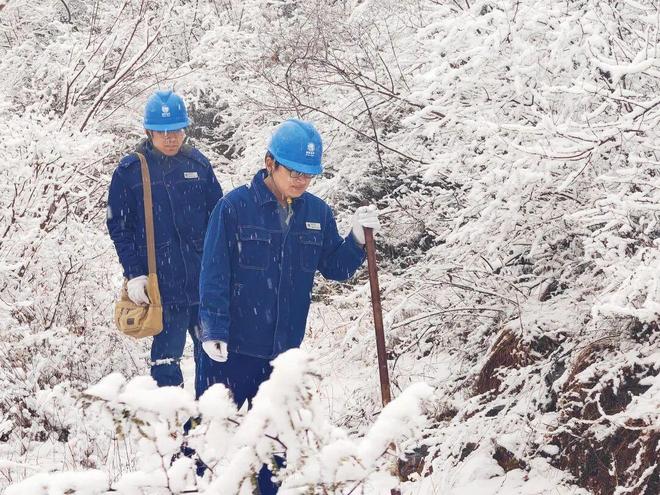 雪打衣衫心向暖踏雪巡线护民生——国网宜川县供电公司顶风冒雪保供电一线见闻(图2)
