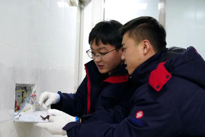 【社会责任】检修线路除隐患青春温度暖夕阳(图1)