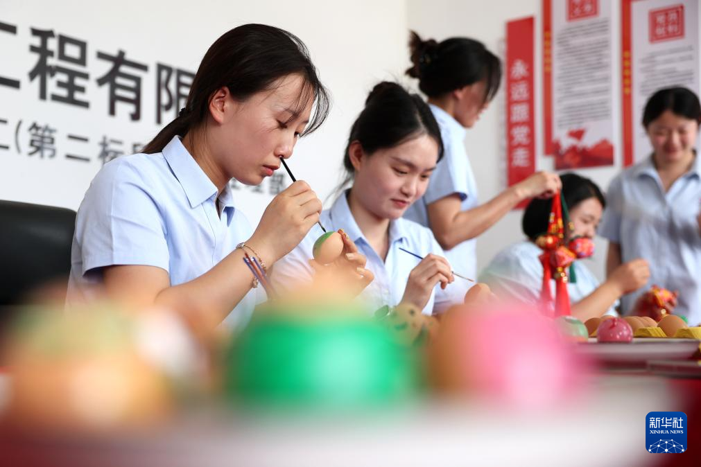 工地粽飘香民俗迎端午(图1)