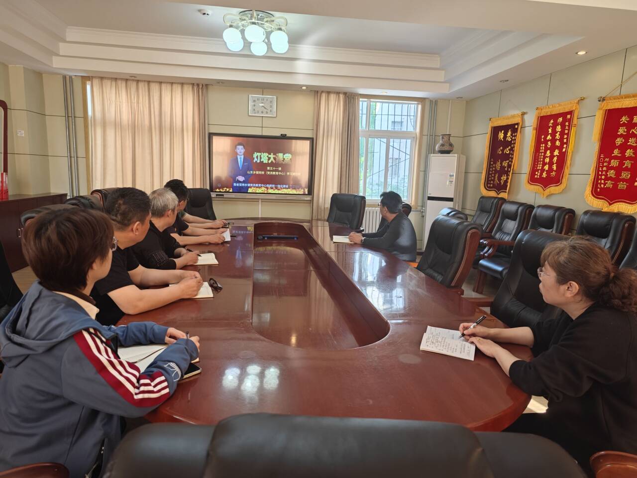 济南市影壁后街学校党支部组织观看“灯塔大课堂”第51课(图1)