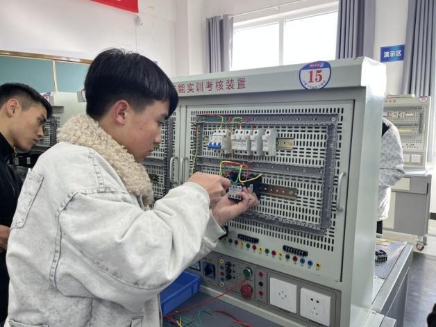 宁夏固原市原州区总工会举办产业工人电子电工配盘实操技能大赛(图1)