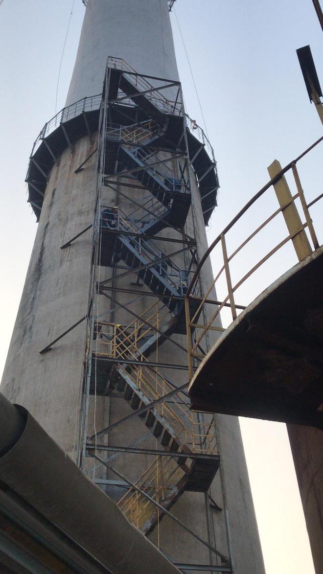 烟囱检修通道完善旋转梯平台安装工程竣工(图1)